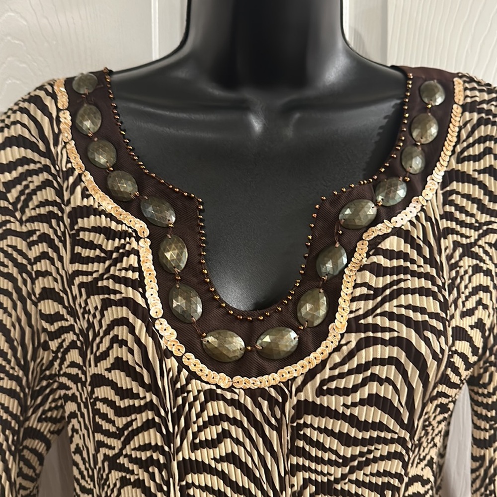 Women’s Top - Picture 2 of 6